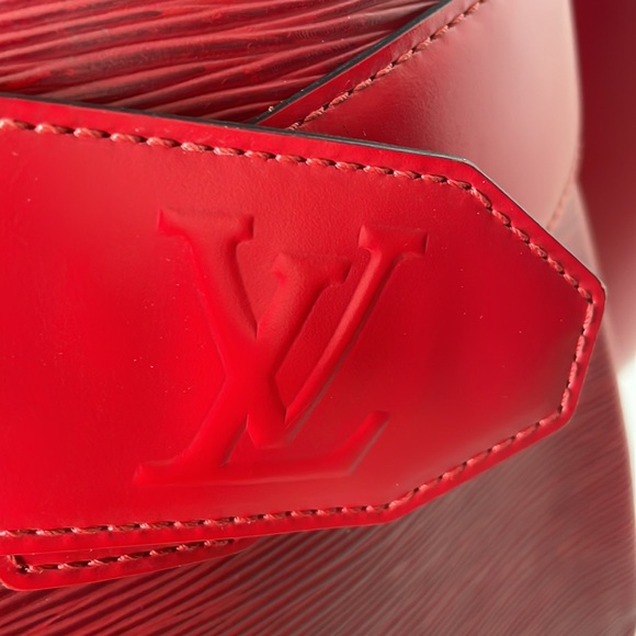 Authentic Louis Vuitton EPI Sac D’épaule Shoulder Bag Red Leather. - Picture 13 of 17
